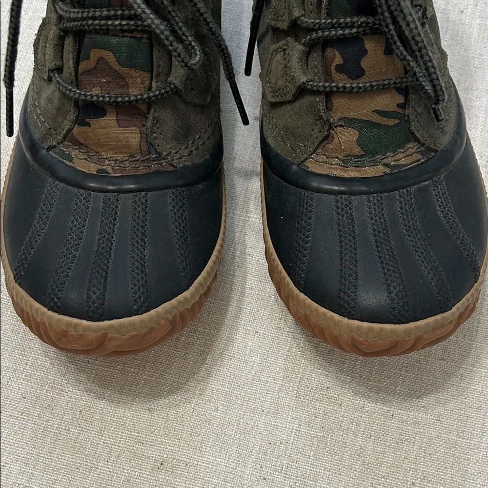 Sorel Out N About Rain Boots Women’s 7.5 Olive Camouflage Suede Ankle Booties